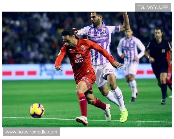 足球场上的闪电反击展示精彩进攻，重塑比赛格局引发关注