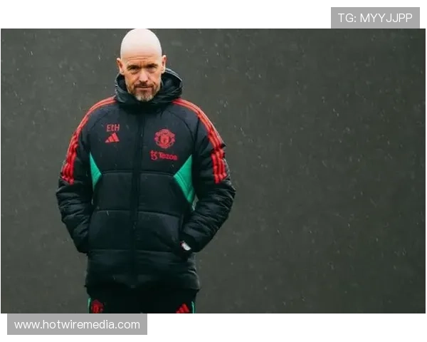 曼联“后腰危机”引爆战术分歧：滕哈赫疯狂重用麦克托米奈引发争议，球迷直呼战术体系已彻底失控！